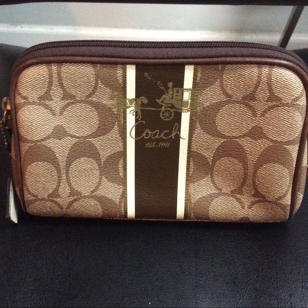 Coach Clutch - Picture 1 of 4